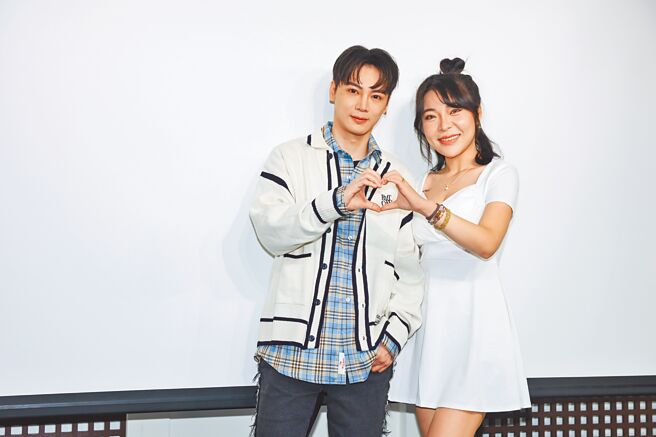 宛宛儿（右）昨出席公益活动，好友古曜威献上祝福。（罗永铭摄）全国各县市安心专线1925