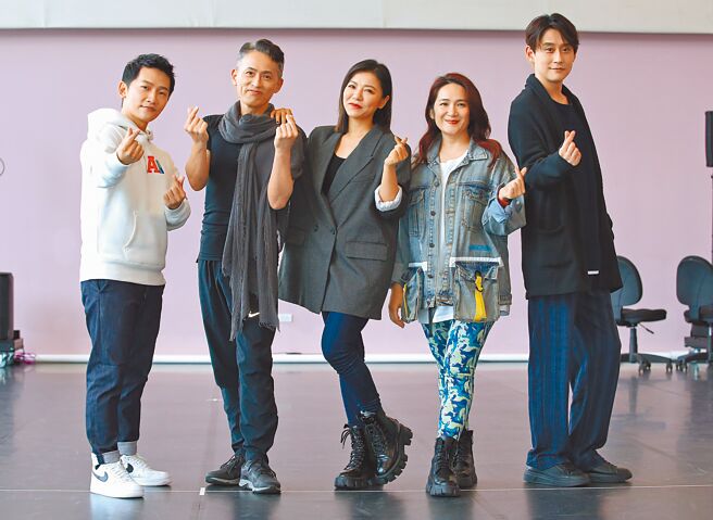 蔡昌宪（左起）、王柏森、丁噹、罗美玲、陈乃荣，1日为音乐剧《搭错车》排练。（陈俊吉摄）