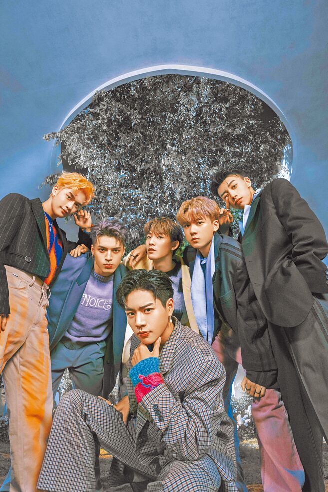 「Ozone」成员子翔（后排左起）、哲言、焕钧、祖安、文廷、佳辰（前排）日前拍摄新歌MV，造型帅气。（索尼音乐提供）