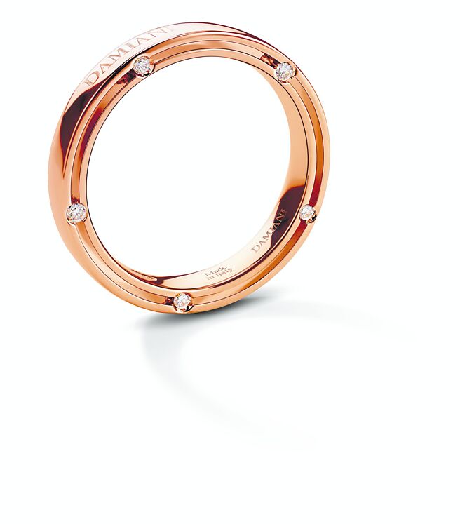DAMIANI邀请布莱德彼特设计的D.Side玫瑰金镶钻戒指，3万1000元，价格亲民。（DAMIANI提供）