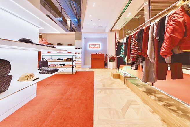 Kenzo在微风南山打造的限定店充满剧院感，相当吸睛。（Kenzo提供）