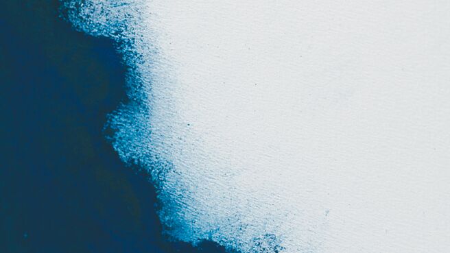 设计团队以粉彩笔调整出并绘制光影流转的模样。（君梵提供）