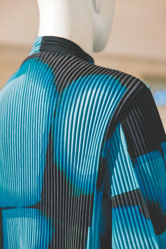 衣物摊平后二维线条，转化为充满魔力的三维立体空间，这也是三宅一生擅长的技巧。（君梵提供）