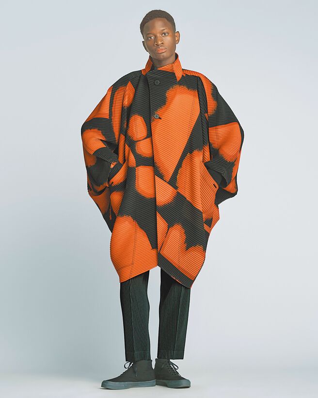 由三块无机三角形拼出来的有机茧形设计，三宅一生的设计总是充满诗意。（君梵提供）