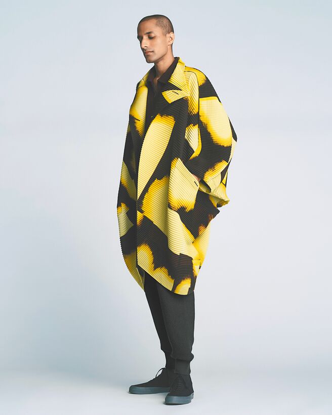 三宅一生透过不同维度的线条，堆出视觉层次感。（君梵提供）