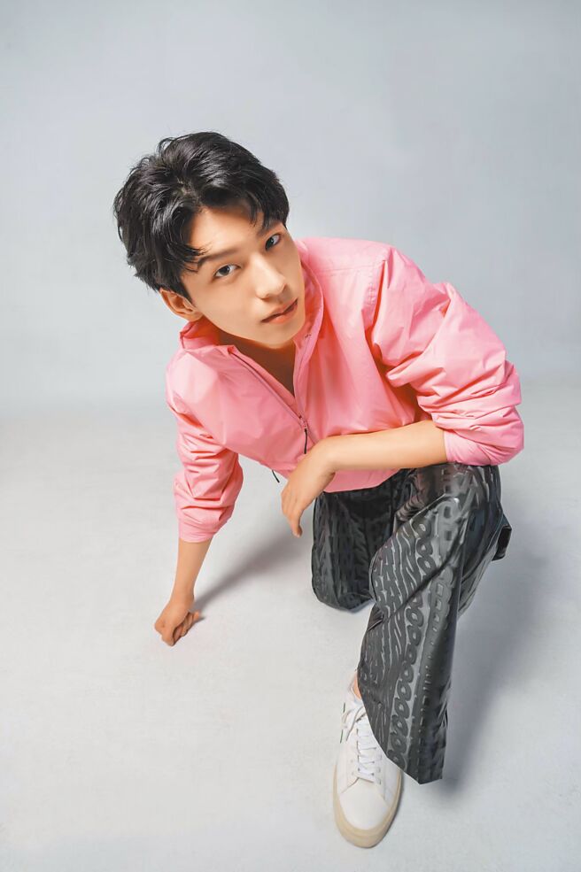 徐硕廷拍完BL剧《About Youth》后涨粉无数，RAINS蜜糖粉拉炼高领上衣，8180元、经典黑亮面Logo图腾长裤，价格店洽。（石智中摄、服装／RAINS）