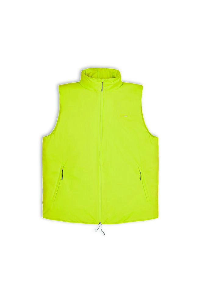 RAINS炫霓黄尼龙铺棉背心，5480元。（RAINS提供）