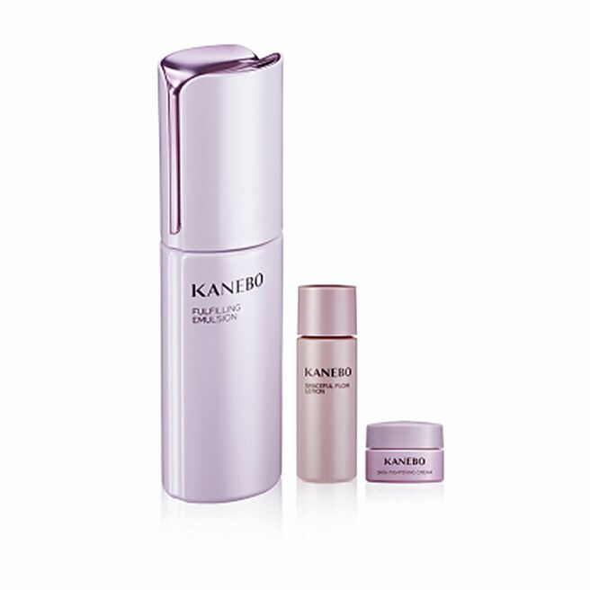 Global Mall環球Online的佳麗寶萃齡彈潤抗痕乳限定組，原價6370元，優惠價3825元。（Global Mall提供）