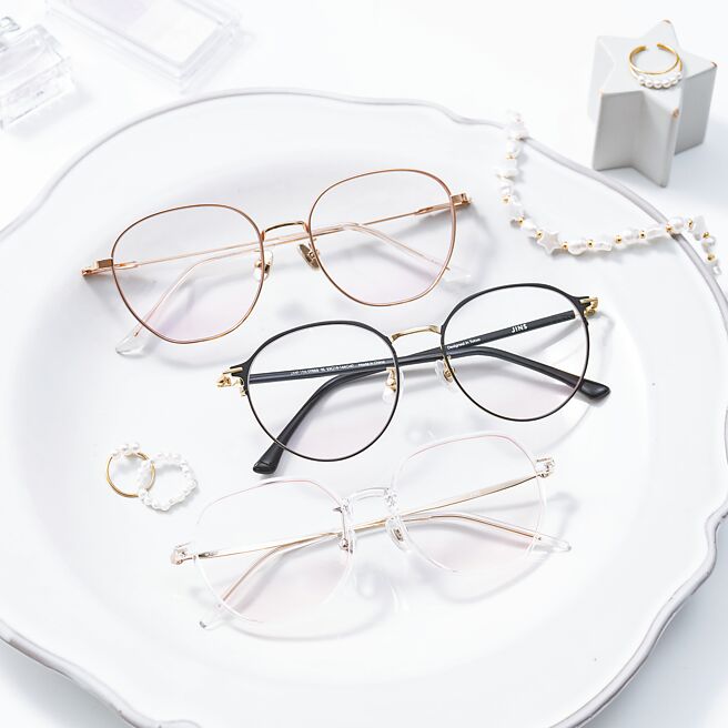 JINS來台滿7年推出多種優惠，並將於17日推出腮紅鏡片。（JINS提供）