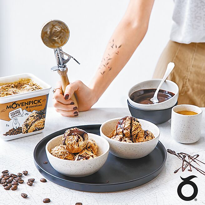 双11购物节将至，冰淇淋品牌莫凡彼也祭促销，3日至13日至餐厅门市买500ml和现挖品脱473ml冰淇淋，可享买二送一、买五送三。此次主推人气品项之一的「冷萃咖啡巧克力冰淇淋」（见图）。（莫凡彼提供）