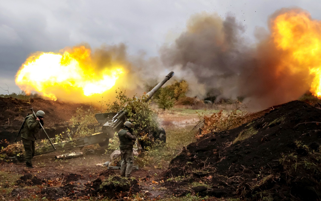 美国情报指出，俄罗斯军方高层已经讨论了如何、以及在何种情况下在乌克兰战场上动用战术核武。图为乌军发射榴弹砲。（资料照／美联社）(photo:ChinaTimes)