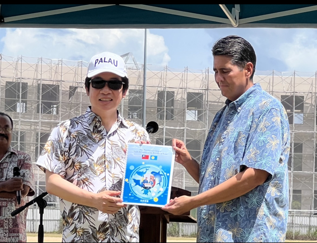 副總統賴清德「帛旅專案」於今前往Asahi棒球場，見證棒球物資捐贈儀式。(曾薏蘋攝)