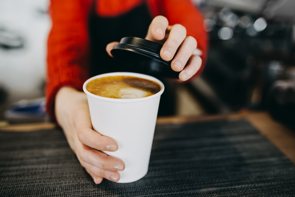 不少人會喝咖啡提神，但營養師表示，此為欺騙大腦的假清醒，咖啡因消失後身體會更累。(示意圖/達志影像)