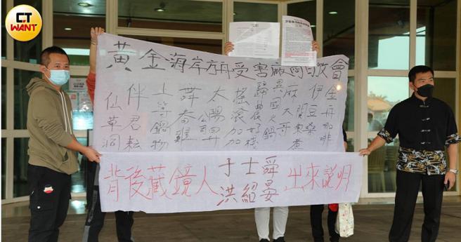 受害攤商不甘被騙，在獲知南市府觀光旅遊局與競業公司解約後，串聯成立自救會要討公道。（圖／莊曜聰攝）