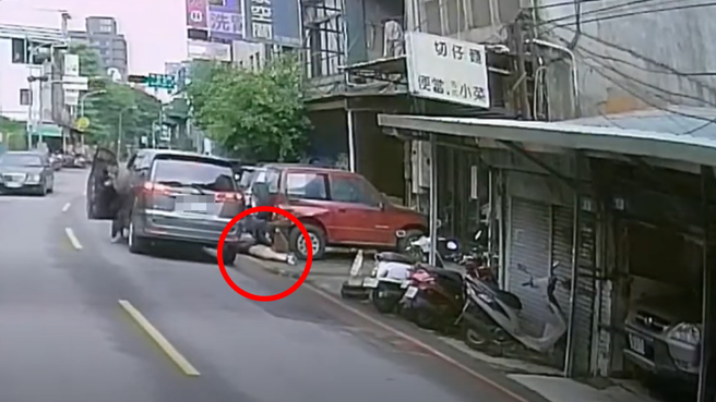羅姓女子走在路邊遭轎車從後方猛撞，當場失去意識倒地，轎車駕駛42歲簡姓男子下車查看後，見對方昏迷不起，竟直接抬起女子拖到一旁屋簷下。（翻攝自臉書「爆料公社」）