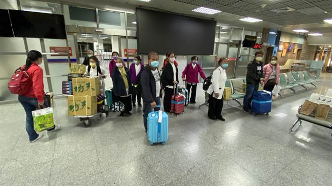 立榮航空昨(2)日晚間由金門飛台中末班機故障取消飛航，處理態度消極，氣得70名旅客拎著行李在金門尚義機場破口大罵(于家麒攝)