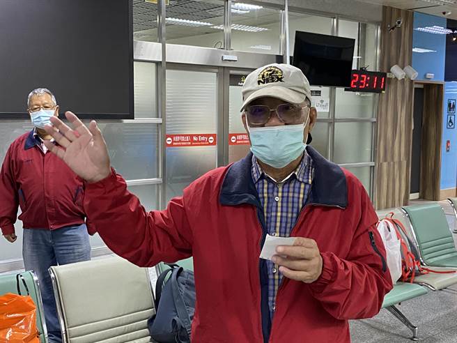 乘客陳先生說，飛機沒保養好是航空公司的錯，一點欠意都沒有，對於這種處理方式實在無法認同(于家麒攝)