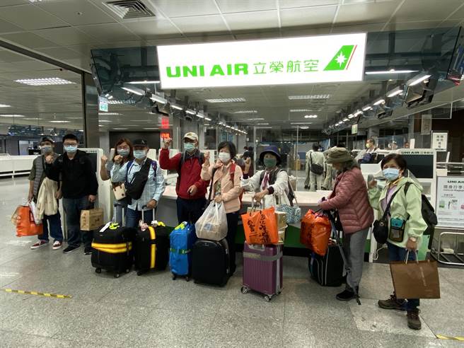 部分乘客氣不過，聚集在立榮航空櫃台抗議大喊：我們要回家(于家麒攝)