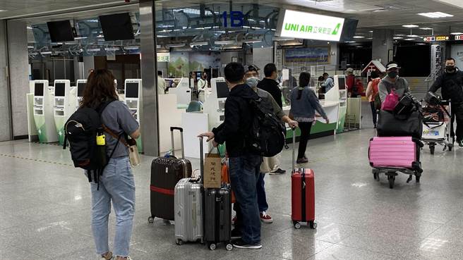 乘客處理等航空公司開好取消航班證明時已接近凌晨12點，只能無奈地拖著行李摸黑找旅店(于家麒攝)