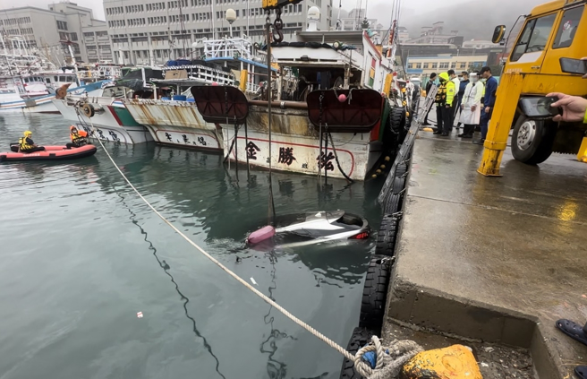 八斗子渔港今（3）发生一辆休旅车坠海意外，警消在深达5公尺的海里发现车身，车内一名年约60岁的男子遭救起时已没有生命迹象，送医后不治。（民眾提供）