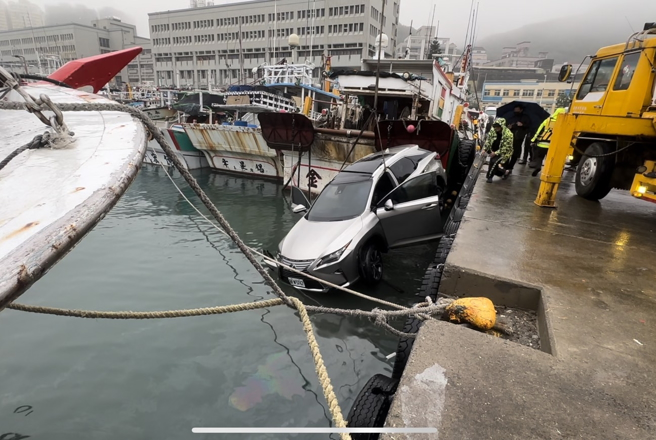 八斗子渔港今（3）发生一辆休旅车坠海意外，警消在深达5公尺的海里发现车身，车内一名年约60岁的男子遭救起时已没有生命迹象，送医后不治。（民眾提供）