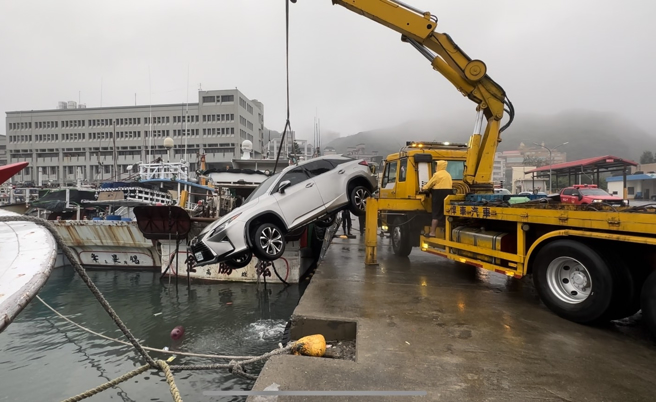 八斗子渔港今（3）发生一辆休旅车坠海意外，警消在深达5公尺的海里发现车身，车内一名年约60岁的男子遭救起时已没有生命迹象，送医后不治。（民眾提供）