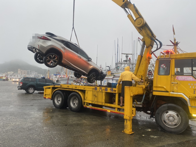 八斗子渔港今（3）发生一辆休旅车坠海意外，警消在深达5公尺的海里发现车身，车内一名年约60岁的男子遭救起时已没有生命迹象，送医后不治。（民眾提供）