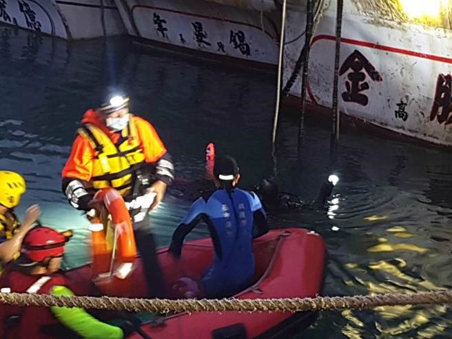 警消及海巡获报，3日凌晨有休旅车在八斗子渔港坠海，驾驶经急救后仍宣告不治身亡。（基隆市警局提供／张志康基隆传真）
