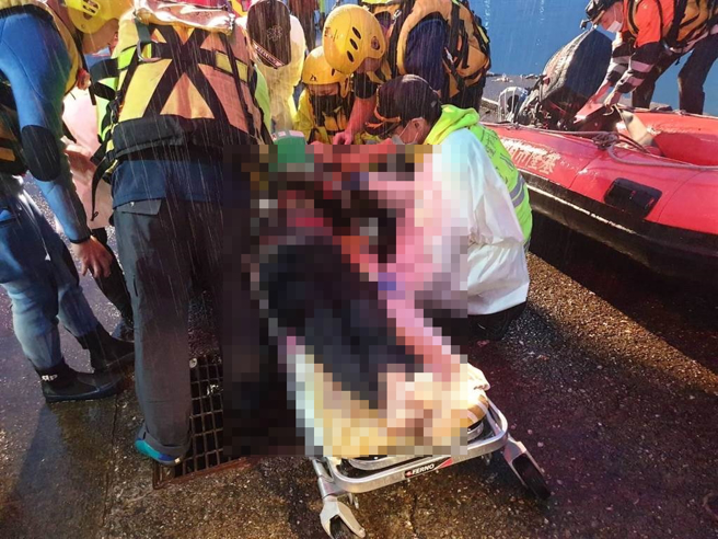 警消及海巡获报，3日凌晨有休旅车在八斗子渔港坠海，驾驶经急救后仍宣告不治身亡。（基隆市警局提供／张志康基隆传真）
