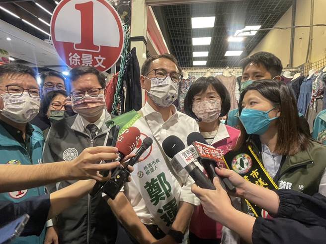 對於國民黨桃園市長參選人張善政當經濟黨顧問，鄭運鵬(中)酸，當市長要有識人之明、承擔責任能力。(呂筱蟬攝)