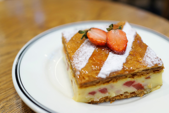 草莓千层是人气王，图非PAUL门市商品。（示意图／Shutterstock）