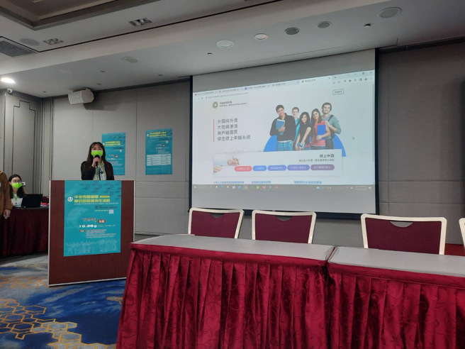 移民署北区事务大队臺北市服务站移民官于「中央有关机关联合访视侨外生活动」中讲解外籍学生居留证线上申办方式。(移民署提供)