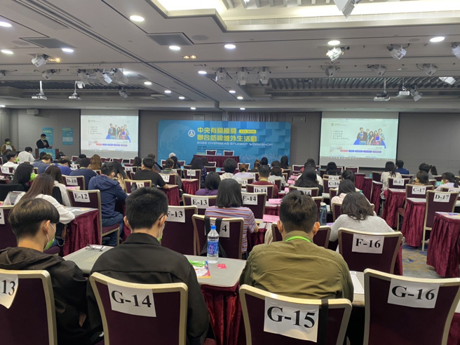 外籍学生们专心聆听学生居留证线上申办方式。(移民署提供)