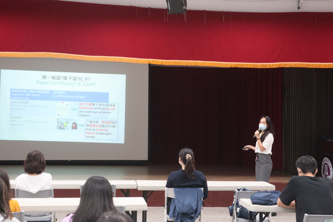 移民官于臺北商业科技大学讲解外籍学生居留证线上申办方式。(移民署提供)
