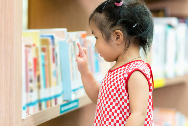 3歲女兒指著牆上的風景畫一直說「孩子」，讓她嚇得冷汗直流。（示意圖／達志影像）