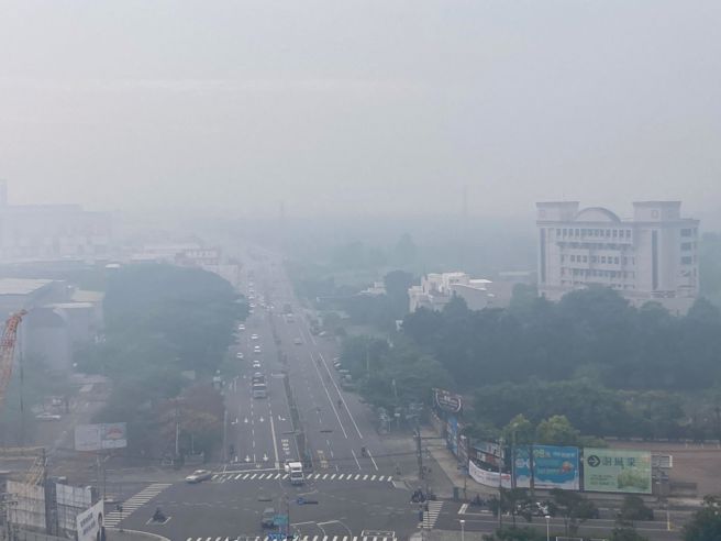 高雄冈山今烟雾瀰漫，街道能见度不佳。（图／网友授权提供）