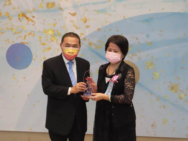 新北市长侯友宜呼吁高公局尽速清理土石。（叶德正摄）