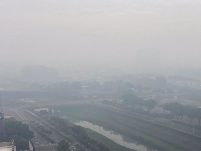 高雄冈山今烟雾瀰漫，街道能见度不佳。（图／网友授权提供）

