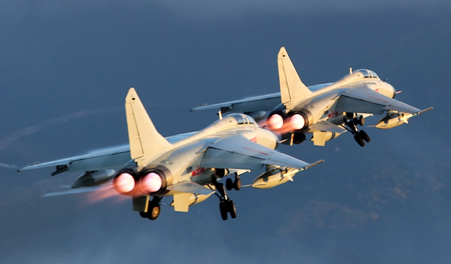 解放军南部战区海军航空兵新型歼轰机编队起飞的资料照。（新华社）