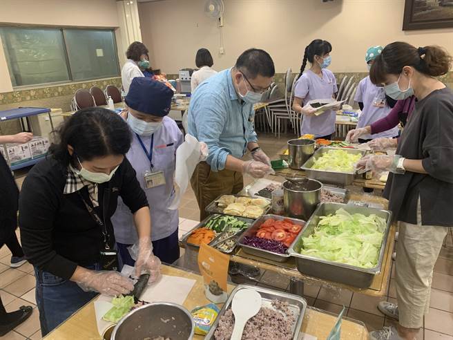 花蓮門諾醫院推廣「麥得飲食」，邀請營養師向院內同仁說明其飲食原則及製作簡單飯糰。（門諾醫院提供／羅亦晽花蓮傳真）