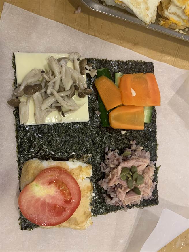 花蓮門諾醫院推廣「麥得飲食」，邀請營養師向教院內同仁利用其飲食原則製作簡單飯糰。（門諾醫院提供／羅亦晽花蓮傳真）