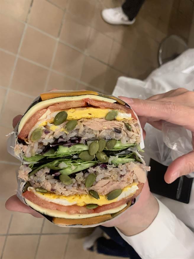 台灣邁入高齡化社會，失智症長者人數隨增加，花蓮門諾醫院日前邀請營養師向院內同仁說明結合地中海和得舒飲食的「麥得飲食」，藉高纖維、抗氧化食物，來預防失智。（門諾醫院提供／羅亦晽花蓮傳真）