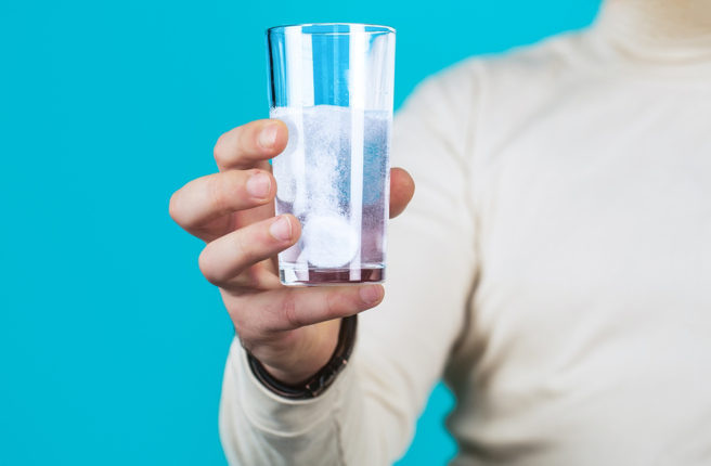 狂喝發泡錠釀禍，腎臟科醫師示警，一次攝取太多的維生素C，身體吸收不了，部分恐轉變為草酸，增加結石風險。（圖／shutterstock）