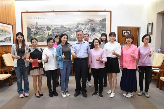 国民党澎湖县长候选人赖峰伟（中）争取连任抛出设立「新住民关怀委员会」。（柯宗纬翻摄）