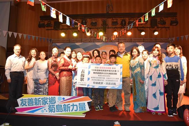 国民党澎湖县长候选人赖峰伟（前排右四）争取连任抛出设立「新住民关怀委员会」。（柯宗纬翻摄）