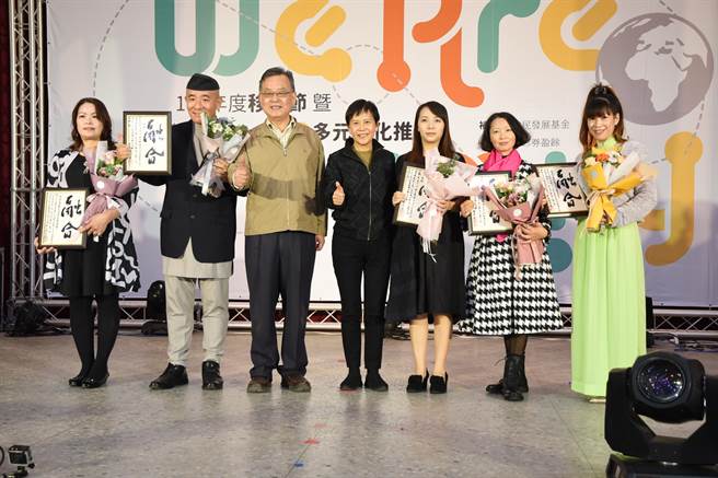 国民党澎湖县长候选人赖峰伟（前排左三）争取连任抛出设立「新住民关怀委员会」。（柯宗纬翻摄）