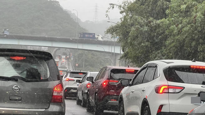 有网友在网路发文表示，早上7点就收到基隆同事传讯说塞爆会晚点到公司，没想到直到9点都还没看到人。（图／网友Color Yan授权提供）