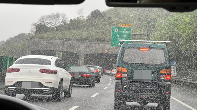 多名网友在基隆社团发文表示，塞车塞了近两小时才到公司。（图／网友Color Yan授权提供）