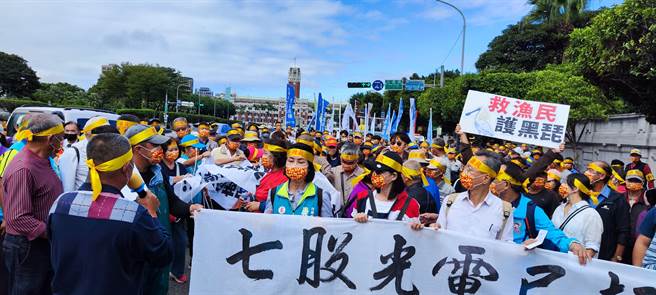 今天逾200名台南市七股区民眾乘着游览车赴台北陈情。（林良齐摄）