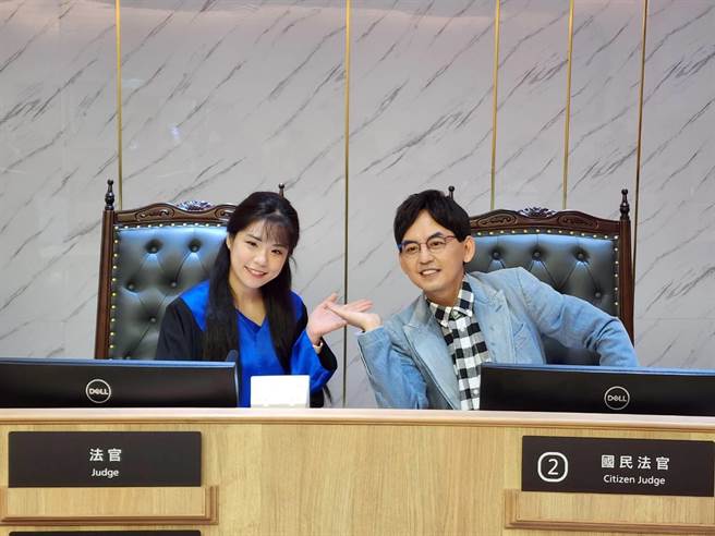 法官歐陽儀（圖左）與黃子佼（照片由司法院提供）